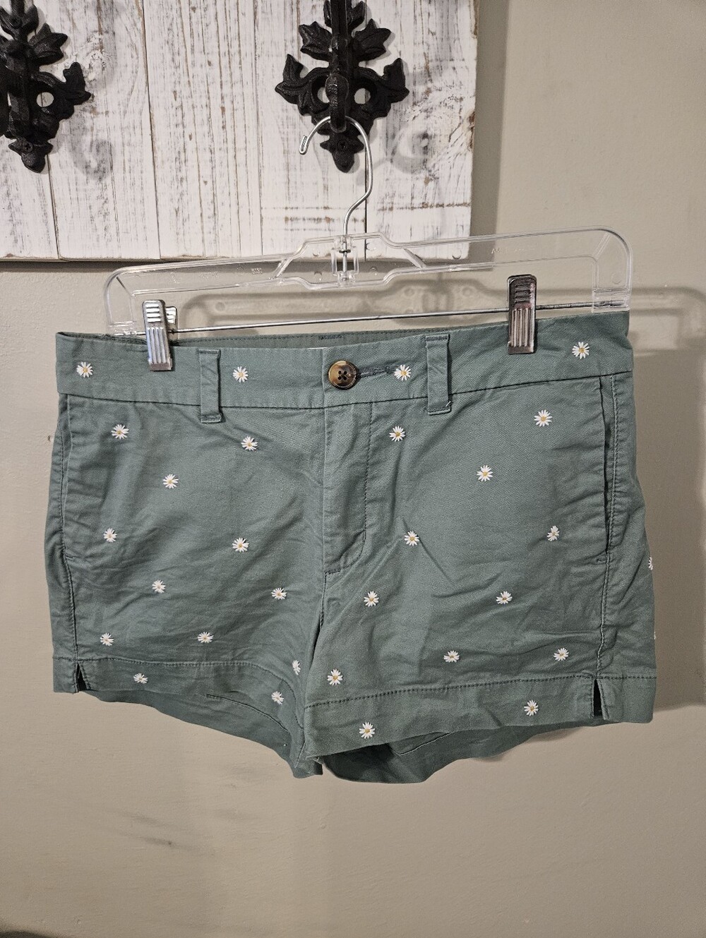 Old Navy Everyday Short Daisy Embroidered- Size 2